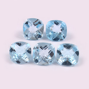 พลอยโทแพซสีฟ้าธรรมชาติขนาด 5x5 มม. รูปทรงคุชชั่น เจียระไนแบบเหลี่ยม คุณภาพเกรด AAA ความแข็ง 6.5-7 ผลิตด้วยมือในอินเดีย ตรวจสอบโดยบุคคลที่สาม - Product Image 1