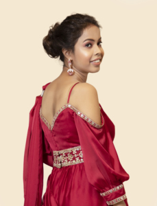 Elegante Vestido Rojo de Crepé con Hombros Descubiertos, Largo hasta el Suelo, Estilo Étnico, con Bordado y Volantes en el Bajo, Silueta Ajustada, Materiales Reciclados - Product Image 4