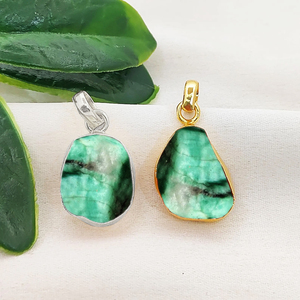 Colgante de Esmeralda en Bruto con Engaste Tipo Collet, Hecho a Mano, Piedra de Nacimiento, Chapado en Oro, Amuleto de Cristal Curativo, Joyería de Esmeralda en Bruto, Colgante Tipo Collet de 10-12mm - Product Image 1