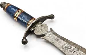 เหล็กดามัสกัสตีขึ้นรูปด้วยมือจาก Iron Crown Forge ชิ้นงานตกแต่งพร้อมด้ามจับเรซิ่นสีน้ำเงิน รับผลิตตามแบบ OEM - Product Image 6