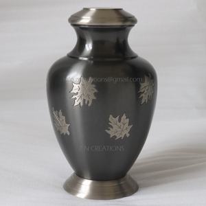 Urne funéraire à lattes papillon en laiton fabriquée à la main Urne en cendres en métal imprimée sur mesure avec papillon gravé directement de l'Inde - Product Image 3