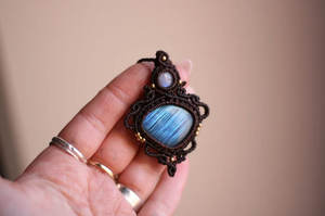 Collier en macramé en cuivre fait main, cordon marron et accents dorés, pendentif papillon bouddhiste de guérison, créations minimalistes Hari Om - Product Image 2