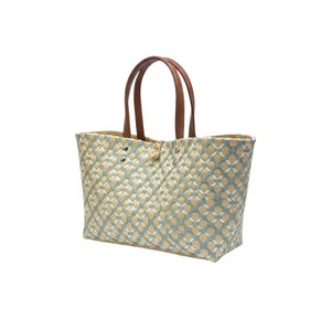 Sac à main tendance en plastique tissé géométrique vert sauge et beige, sac fait main avec bandoulière en cuir de haute qualité, sac fourre-tout pour femme pour les vacances - Product Image 1