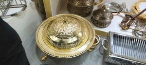 Juego de cubiertos de acero inoxidable martillado Royal con acabado espejo, asas doradas y tapa, para uso en fiestas - Product Image 2
