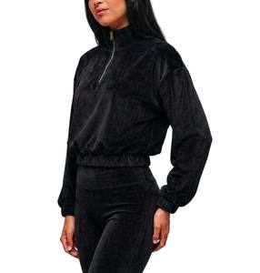 Ensemble de survêtement noir 2 pièces pour femme avec veste zippée et pantalon évasé, style esthétique avec baskets - Product Image 4