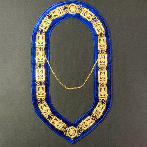 Collar de Cadena Metálica Masónico Raglia Past Master sobre Base de Terciopelo Azul, Collar de Cadena de Tela de Terciopelo Dorado de Alta Calidad Hecho a Medida - Product Image 1