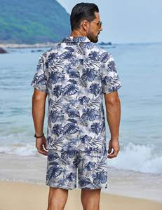 Camisa de manga corta con botones y cuello de solapa para hombre, con estampado tropical de hojas de palma en azul y blanco, conjunto de 2 piezas con pantalones cortos a juego, estilo hawaiano informal. - Product Image 2