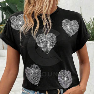 Brilla sin esfuerzo con esta camiseta brillante con pedrería para uso casual o de fiesta. - Product Image 4