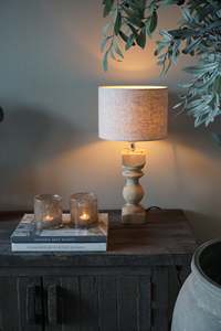 Lámpara de Mesa Rústica de Madera con Base de Madera Reciclada Natural y Pantalla de Tela Gris, Decoración para Sala de Estar, Dormitorio, Estilo Rústico y Costero - Product Image 2