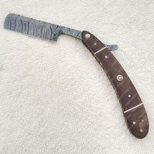 Navaja de afeitar medieval profesional con mango de cuerno y madera para barbería y salón, modelo TT-5523 - Product Image 2