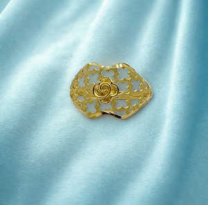 Bague en or jaune ajourée en filigrane avec centre en or rose poli, motif ajouré sophistiqué, bijoux fins pour femmes - Product Image 2