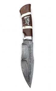 Couteau utilitaire artisanal en acier Damas à pointe tombante, emblème loup, manche en bois et os - Product Image 1