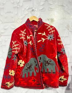 Veste en velours rouge à col montant, brodée à la main avec des éléphants et un motif floral, manches longues, manteau d'hiver pour femmes, vente en gros B2B - Product Image 4