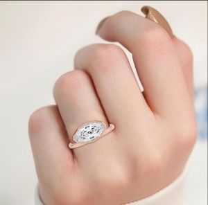 แหวนเพชรทรงรีแบบยาว 3.00 กะรัต ผลิตในห้องปฏิบัติการ ฝังแบบ East West Bezel Set ทองคำชมพู 10K - Product Image 1