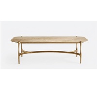 Table basse élégante avec plateau en marbre et base en aluminium moulé, finition plaquée laiton, style et fonctionnalité au service de la praticité