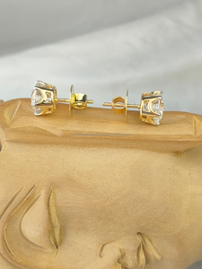 ต่างหูเพชรทรงกลมเจียระไนแบบบริลเลียนท์ในทองคำสีเหลือง ดีไซน์เหนือกาลเวลา พร้อมประกายเปล่งประกายและความเงางามสง่างามสำหรับความหรูหราในทุกๆ วัน - Product Image 4