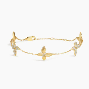 Pulsera de cadena con dijes de diamante de punta compartida y mariposa acanalada - Product Image 3