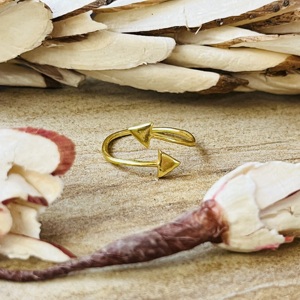 Anillo de Flecha de Latón de Última Moda, Joyería Minimalista para Mujer, Chapado en Oro de 18k, Estilo Bohemio, Delicado y Geométrico, Venta al por Mayor - Product Image 1