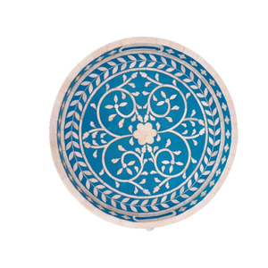 Plateau rond en os bleu vif avec incrustations, orné de motifs floraux blancs et d'un bord feuillu, disponible à prix de gros. - Product Image 1