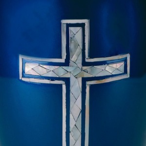 Urne funéraire Blue Cross avec incrustation de nacre motif croix, couleur blanche, style américain, capacité de 200 pouces cubes, garantie 1 an - Product Image 2
