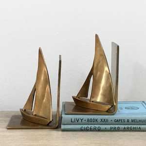 Sculptures de voiliers en laiton sur socle en marbre, faites à la main, style nautique, paire artistique, écologiques, rustiques en bois - Product Image 1