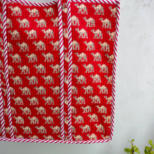 Bolsa de Tela Roja Ecológica Acolchada de Algodón con Bordado y Estampado de Camello Hecho a Mano en Jaipur, Rajasthan, para Compras de Mujer - Product Image 5