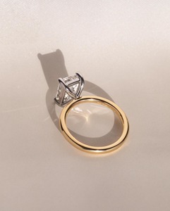 แหวนมินิมอลทอง 14K สองสี ประดับมอสซาไนต์ทรงเหลี่ยมมรกต 4 กรงเล็บ ขนาด 2 มม. แหวนแต่งงานทันสมัย - Product Image 3