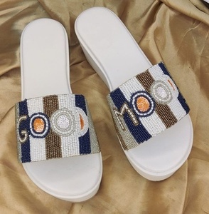 Sandales à enfiler personnalisées pour femmes et jeunes filles, ornées de perles florales, décontractées, pour l'été, à porter à l'intérieur et à l'extérieur 2026 - Product Image 4