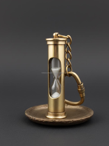 Porte-clés sablier artisanal en laiton massif, mini minuteur à sable, style vintage, personnalisable, léger, article cadeau - Product Image 4