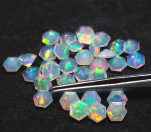 Opale blanche naturelle d'Éthiopie, taille hexagonale, pierre précieuse non montée de 8 mm, facettée, transparente et colorée avec jeu de couleurs pour la joaillerie - Product Image 5