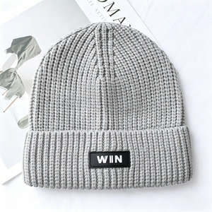 หมวกบีนนี่สีเทาแบบยูนิเซ็กซ์ หมวกถักอะคริลิค 100% พร้อมแพทช์ WIN สไตล์สตรีท หมวกฤดูหนาว ขนาดผู้ใหญ่ 56-58 ซม. - Product Image 1