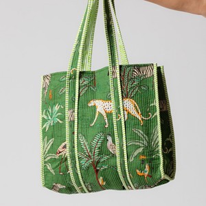 Sac fourre-tout bohème matelassé en coton brodé floral indigo, résistant à l'eau, fait main, motif uni, pour toutes les saisons - Product Image 1