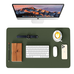 Tapis de bureau rectangulaire minimaliste en cuir vert pour l'organisation du bureau - Product Image 1