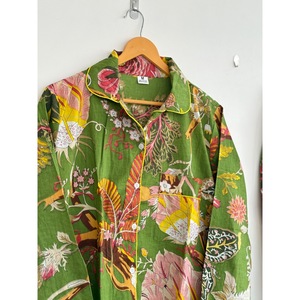 Vestido Camisero Bohemio con Estampado Floral, 100% Algodón, Cuello en V, Manga Larga, Botones al Frente, Cintura Natural, Corte Regular, Transpirable y Ecológico - Product Image 3