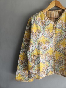 เสื้อแจ็คเก็ตผ้าควิลท์ลายดอกไม้สีเหลือง คอวี แขนสามส่วน ผ้าฝ้าย เสื้อคลุมฤดูใบไม้ผลิสำหรับผู้หญิง ของขวัญสำหรับเธอ - Product Image 4