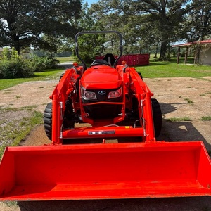 Tractor Compacto Kubota L3200 con Potente Motor Diésel, Fácil Maniobrabilidad y Rendimiento Versátil para Pequeñas Granjas - Product Image 1
