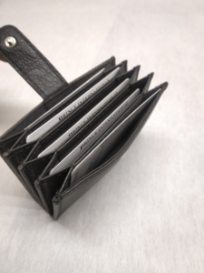 กระเป๋าสตางค์หนังแท้แบบสั้นเรียบง่าย ปิดด้วยกระดุม เหมาะสำหรับใส่บัตรประจำตัวพนักงานสำนักงาน บัตรธุรกิจ บัตรเดินทาง ราคาดีที่สุด - Product Image 3