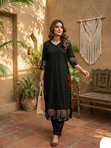 Kurti / Kurta en tissu de soie mousseline premium lourd, couleur noire, style col en V, prêt à l'exportation, pour usage professionnel et événements culturels. - Product Image 6