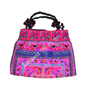 Sac fourre-tout ethnique brodé fait main, sac à bandoulière tribal style bohème pour femme, sac fourre-tout artisanal en toile avec broderie traditionnelle - Product Image 1