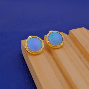 Boucles d'oreilles clous rondes en opale de Welo plaquées or, avec opale d'Éthiopie naturelle - Bijoux en laiton faits à la main, cadeau pour femme - Product Image 2