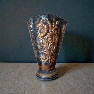 Soporte para Paraguas de Metal Oscuro con Diseño Floral Grabado, Ideal para Decoración de Entrada de Lujo, Agrega un Toque Real y Artístico - Product Image 2
