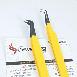 Juego de 2 pinzas de extensión de pestañas amarillas con logotipo de empresa personalizado con punta puntiaguda negra y mango liso - Product Image 5