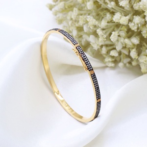 Bracelet jonc articulé en argent sterling 925 massif plaqué or jaune avec pavé de zircone cubique transparente, bijoux fins Memoria Jewels - Product Image 1