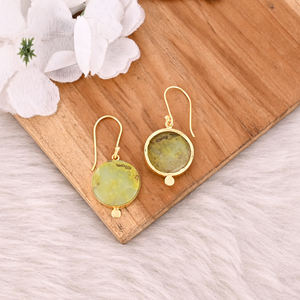 Pendientes colgantes de ópalo verde chapados en oro de latón de aspecto natural con dije de diseño artesanal, pendientes colgantes de latón, regalo para ella - Product Image 4