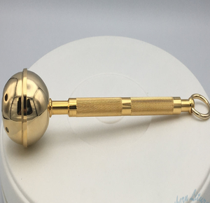 Juego de varitas rociadoras de agua bendita plateadas y doradas con cabezas esféricas perforadas, disponibles a precios de mayorista. - Product Image 3