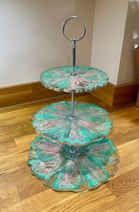 Exclusivo Soporte para Pastel de Resina con Textura de Mármol Hecha a Mano para Decoración de Eventos de Lujo y Catering - Product Image 1
