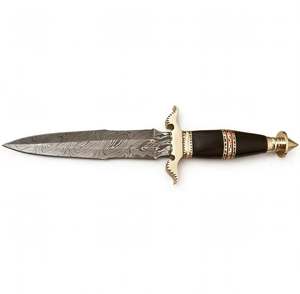 Cuchillo utilitario de exterior hecho a mano con punta de lanza de acero de Damasco, guardacuchilla de latón con diseño de espiral y mango de cuerno negro - Product Image 1