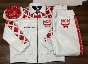 Ensemble de survêtement en cuir MCM pour homme, veste et pantalon blancs et rouges, ensemble assorti avec casquette, tenue de motard streetwear, tenue de luxe - Product Image 1