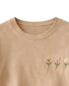 Camiseta de Mujer Color Beige Arena Personalizada con Bordado Floral Minimalista, Cuello Redondo, Algodón Suave, Manga Corta, Informal, Ligera, para Verano - Product Image 5