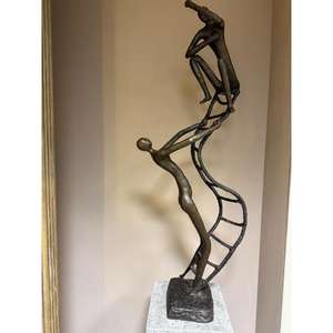 Sculpture abstraite en bronze d'hommes et de femmes sur une échelle avec base, pour la décoration de salon, chambre ou table. - Product Image 3